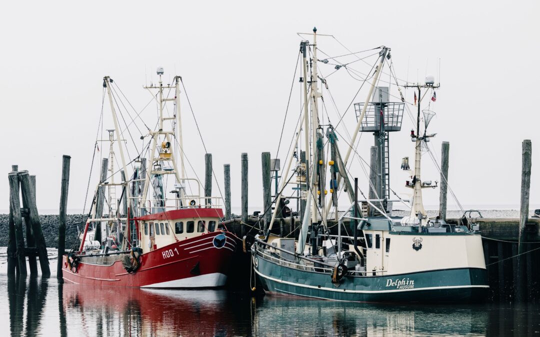Zwei Fischkutter liegen in einem Hafen