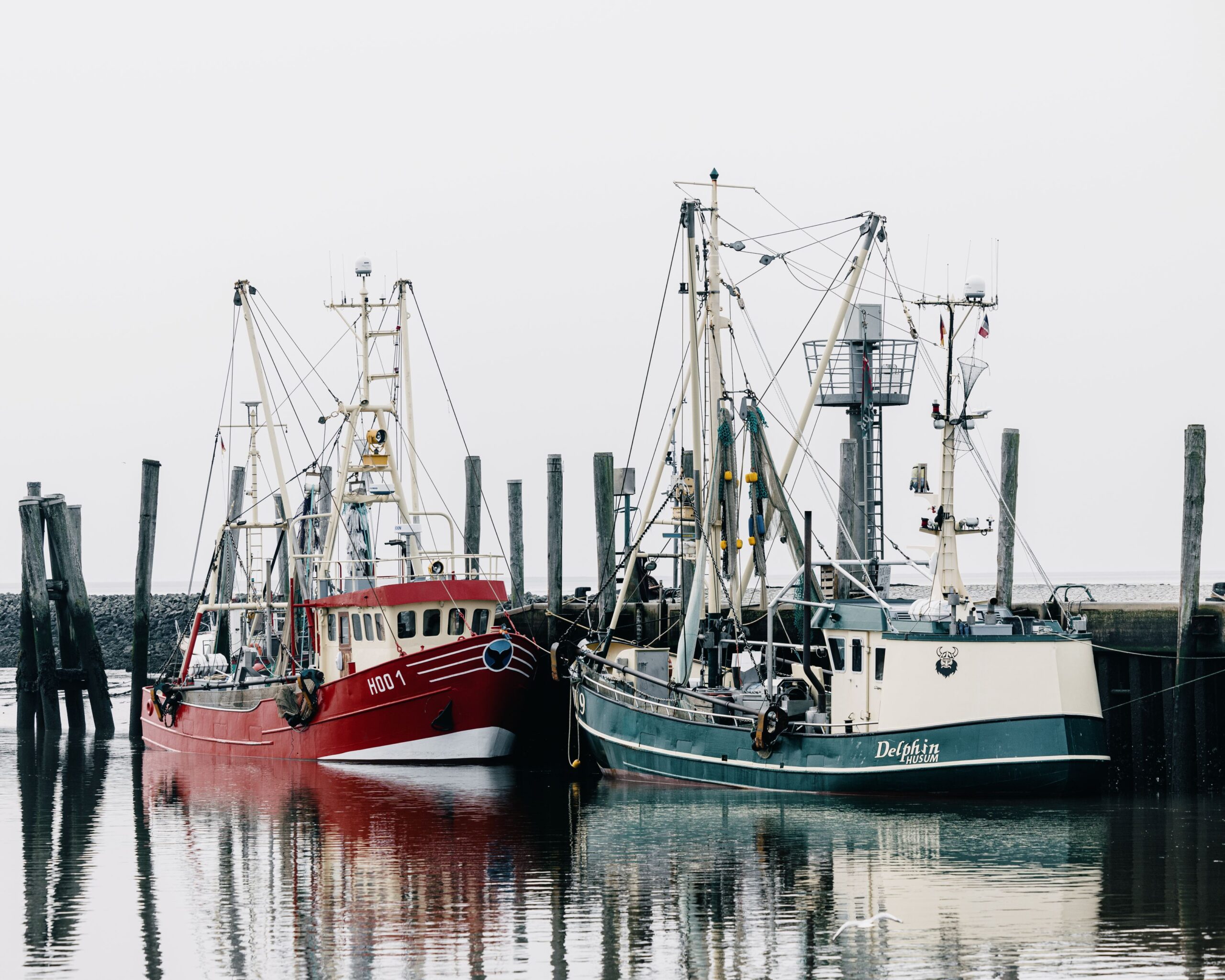 Zwei Fischkutter liegen in einem Hafen